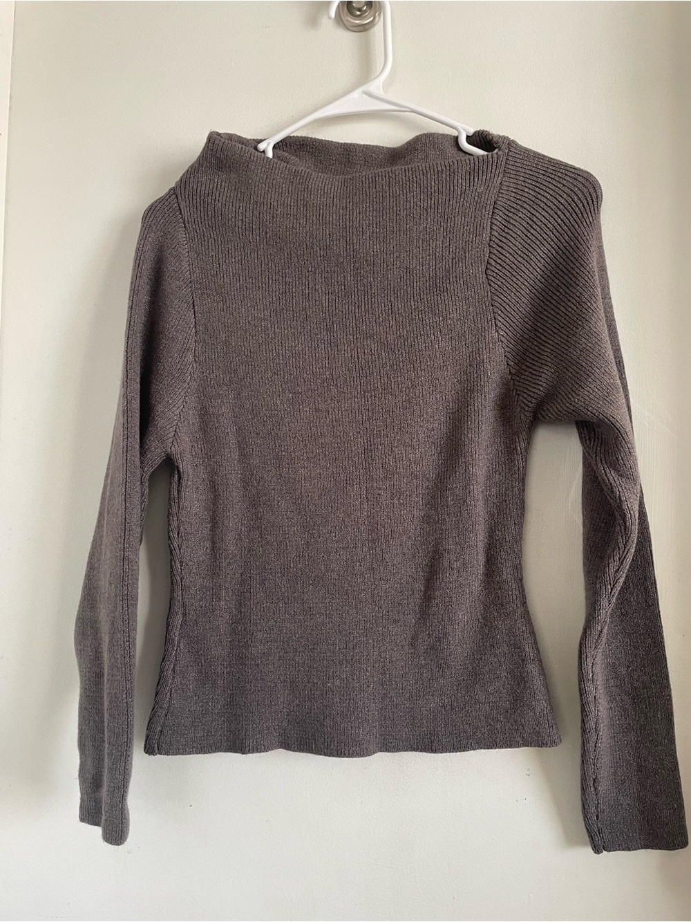 Ribbed Long-Sleeve Turtleneck Sweater - Gray